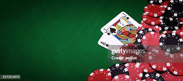 blackjack table and pile of chips on right side of image - odds stockfoto's en -beelden