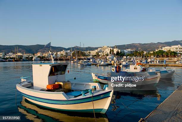 fischerboote in kos hafen im morgengrauen - kos stock-fotos und bilder