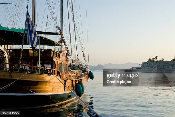 carta barca a vela in legno nel porto di kos all'alba - kos foto e immagini stock
