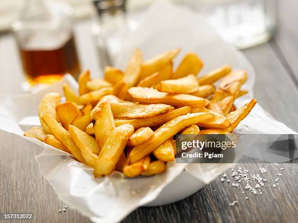 basket of french fries. - frites stockfoto's en -beelden