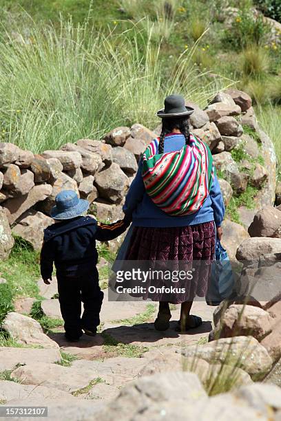 inca femme marche avec son fils, pérou - femme perou photos et images de collection