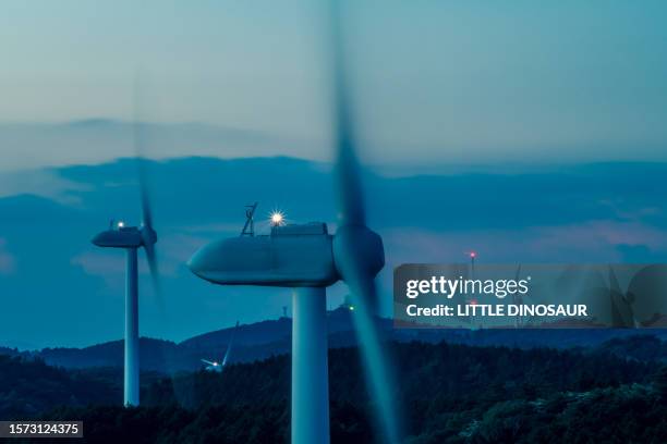 aviation obstacle light at dusk - challenge ストックフォトと画像