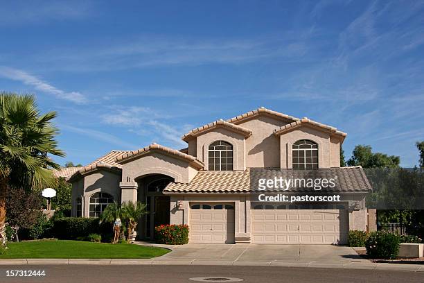 three car garage house in southwest - phoenix arizona stockfoto's en -beelden