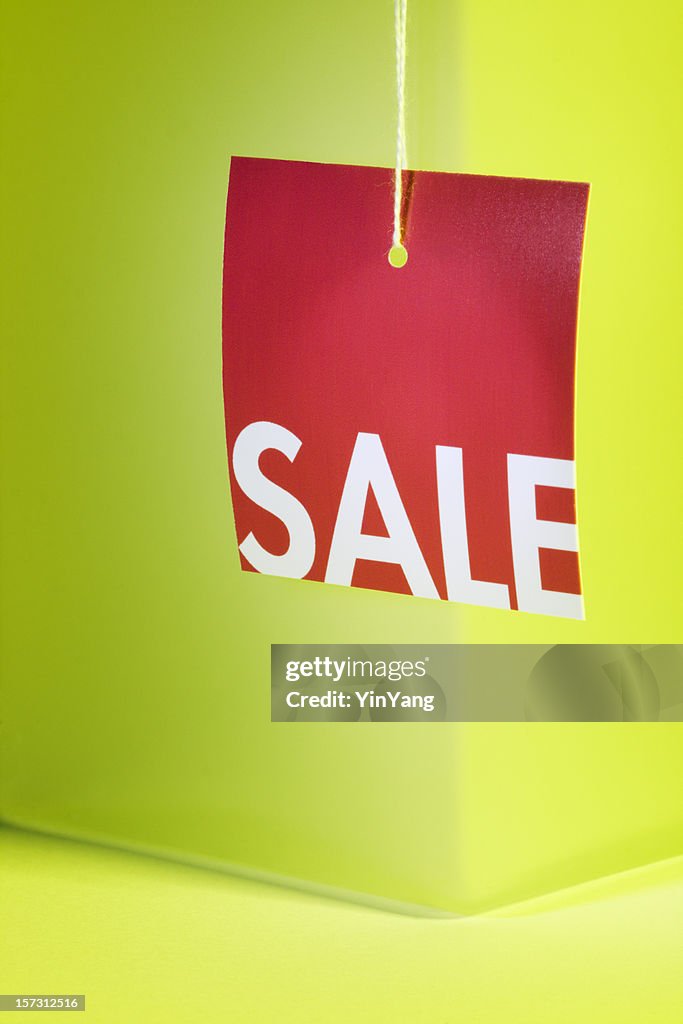 Rot Verkauf Preis Label Schild hängen vor Frühling Grün Hintergrund