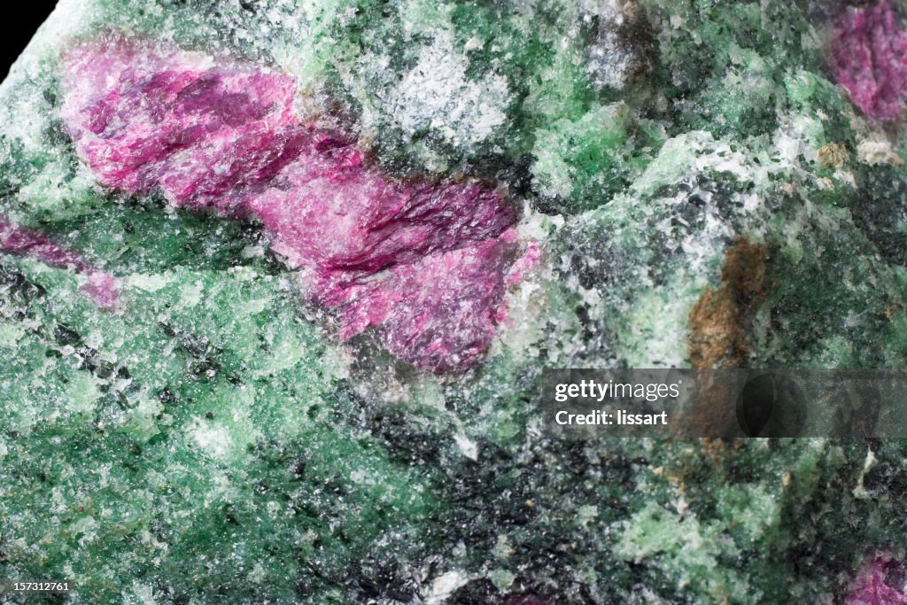 Steine und Mineralien-Red Korund (Ruby) in Zoisite