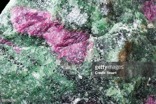 roches et minéraux-rouge corundum zoisite (ruby - rubies photos et images de collection