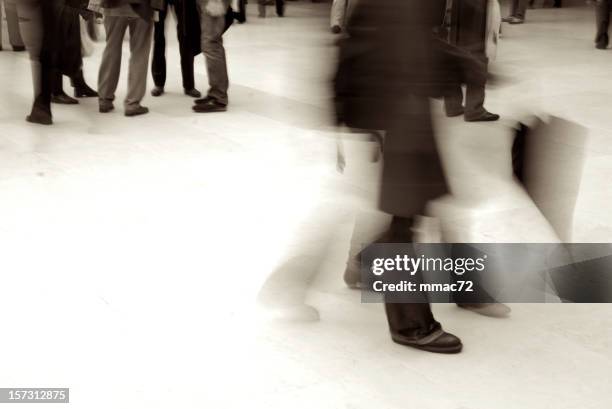dépêchez-vous - paris noir et blanc photos et images de collection