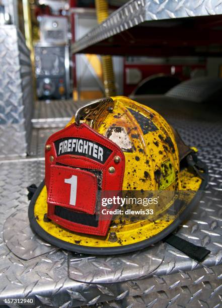 feuerwehrmann helm - feuerwehrhelm stock-fotos und bilder