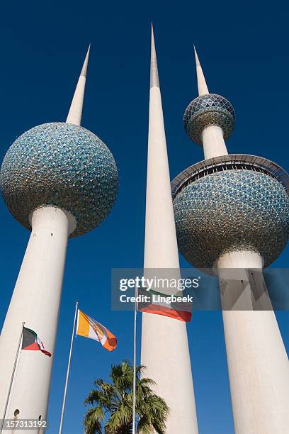 berühmte kuwait towers - kuwaiti flag stock-fotos und bilder