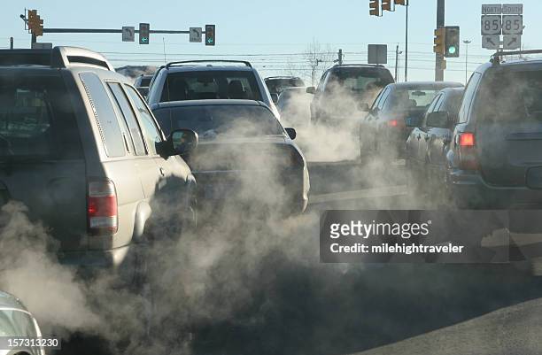 umweltschädliche wolken schadstoffe in die luft steigen - luftverschmutzung stock-fotos und bilder
