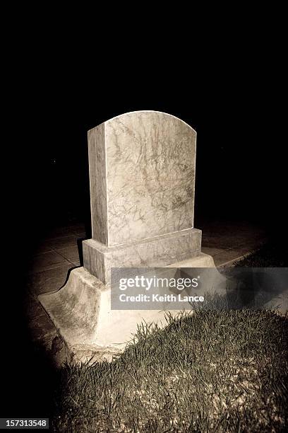 night grave - grafsteen stockfoto's en -beelden