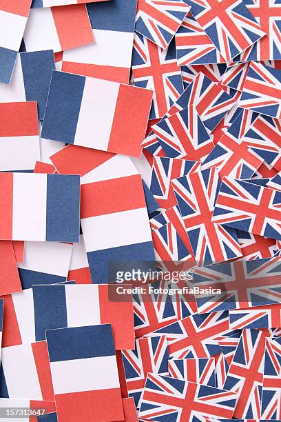 français et drapeaux britanniques - england photos et images de collection