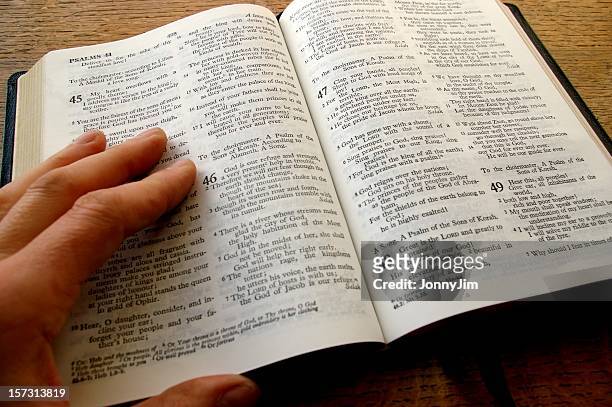 reading the bibel - religiöser text stock-fotos und bilder