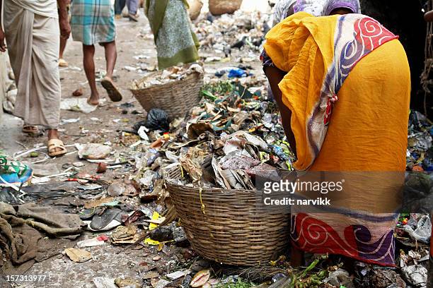 la pobreza - indian slums fotografías e imágenes de stock
