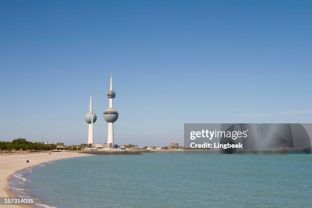 berühmte kuwait towers - kuwait stock-fotos und bilder