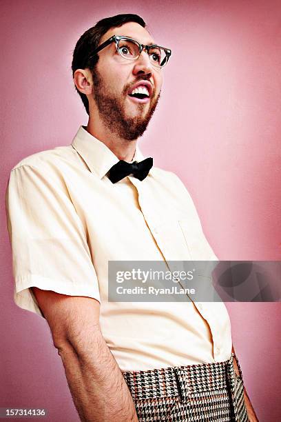 nerd mann mit brille, fliege und rosa hintergrund - bow tie stock-fotos und bilder