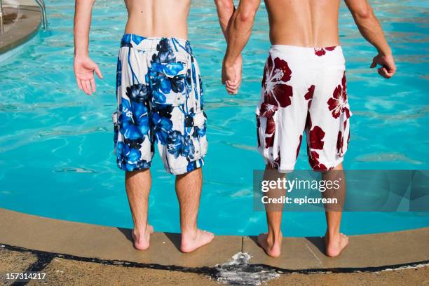 boyfriends - gay men swimwear photos et images de collection