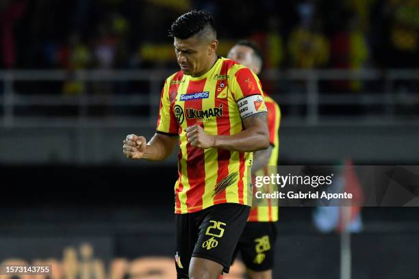 Jhonny Vasquez of Pereira celebrates the first goal of his team scored by Danilo Santacruz during the Copa CONMEBOL Libertadores round of 16 match...