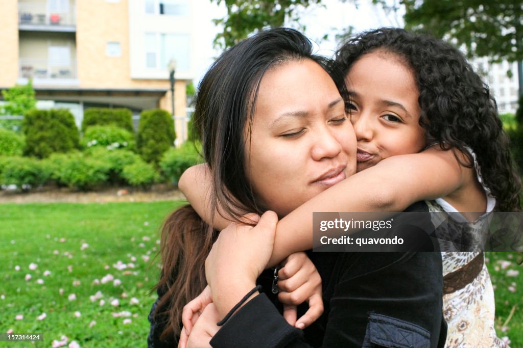 African American gemischte Tochter Küssen asiatische Mutter auf die Wange, Copyspace