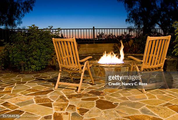 luxurious outdoor fire pit with seating to view the sunset - 鋪路石板 個照片及圖片檔