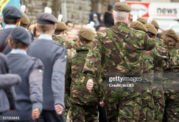 ar-força e o exército cadets marchar - força aérea britânica imagens e fotografias de stock