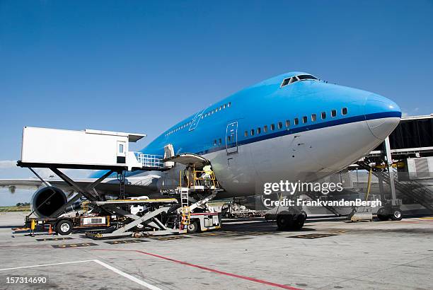 aircraft handling of a boeing 747 - 747 stock pictures, royalty-free photos & images