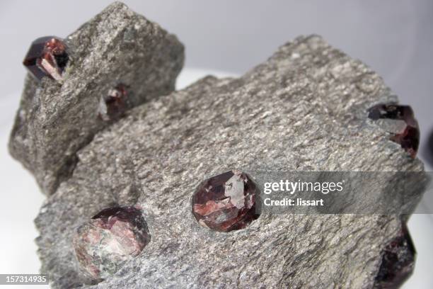 granates incrustados - granate piedra semipreciosa fotografías e imágenes de stock