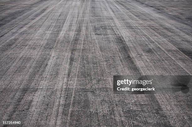 runway fondo de - asfalto fotografías e imágenes de stock