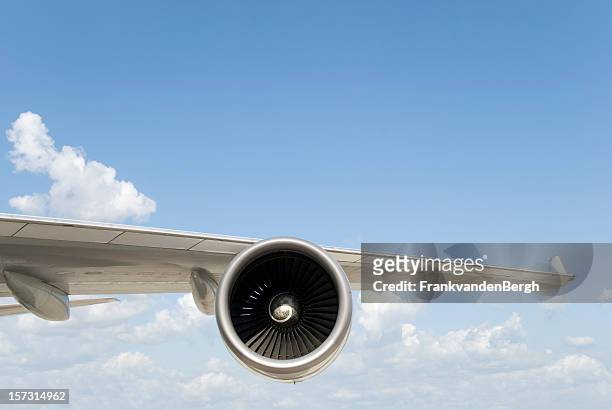 boeing 747 flügel mit "motor" - flugzeugtriebwerk stock-fotos und bilder