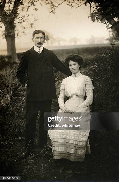 even grandparents were young once - newlywed edwardian couple - edwardiaanse stijl stockfoto's en -beelden