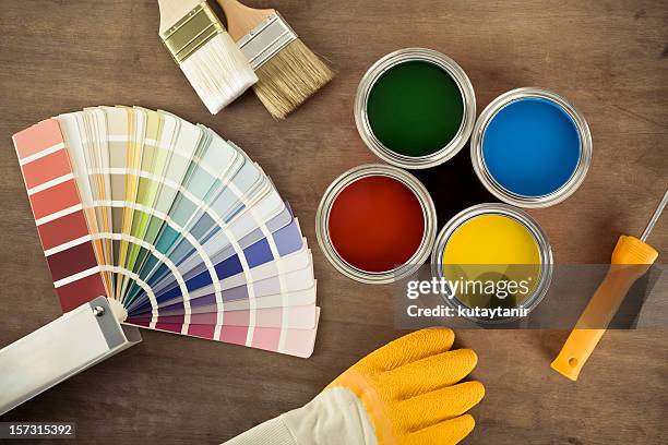 farbe-dosen mit farbe diagramm - farbeimer stock-fotos und bilder