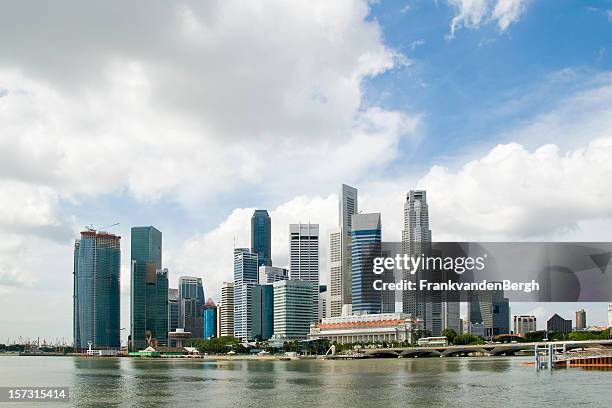 singapore's financial district - merlion park stock pictures, royalty-free photos & images