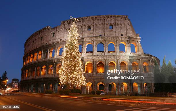 coliseum und weihnachtsbaum, rom, italien - rom weihnachten stock-fotos und bilder