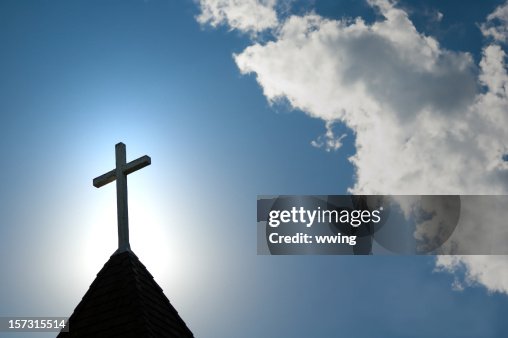 Matin de Pâques avec le soleil derrière une église steepl cross. Matin de Pâques avec le soleil derrière une église steepl cross.