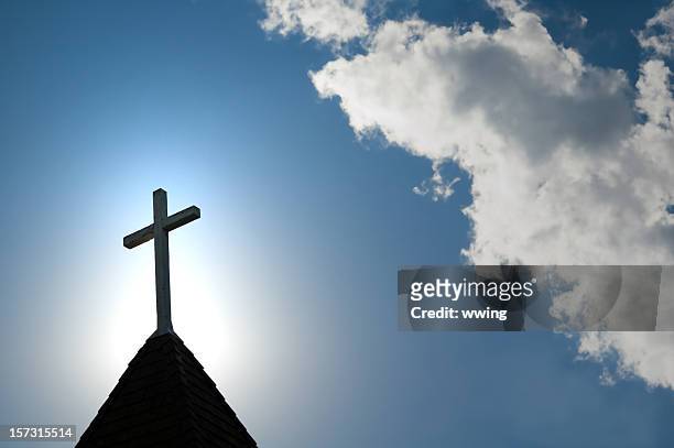 mattina di pasqua con il sole da dietro una chiesa steepl cross. - cross shape foto e immagini stock