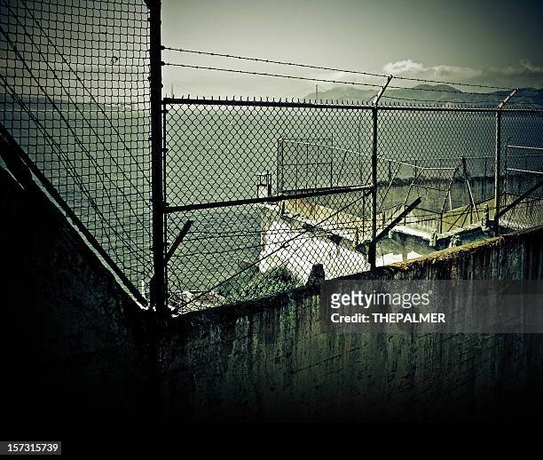 insel alcatraz wall - escape from alcatraz stock-fotos und bilder