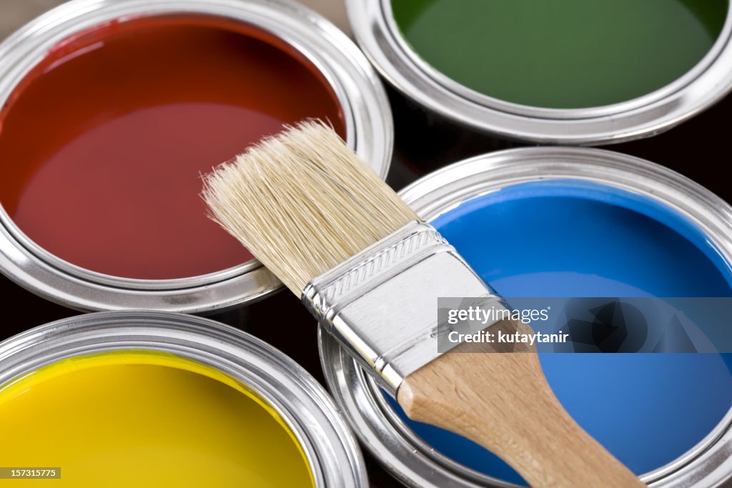 Farbe-Dosen mit Pinsel