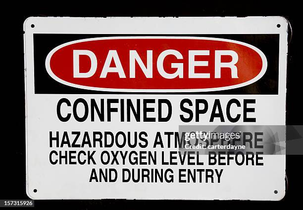 danger confined space sign - afgesloten ruimte stockfoto's en -beelden