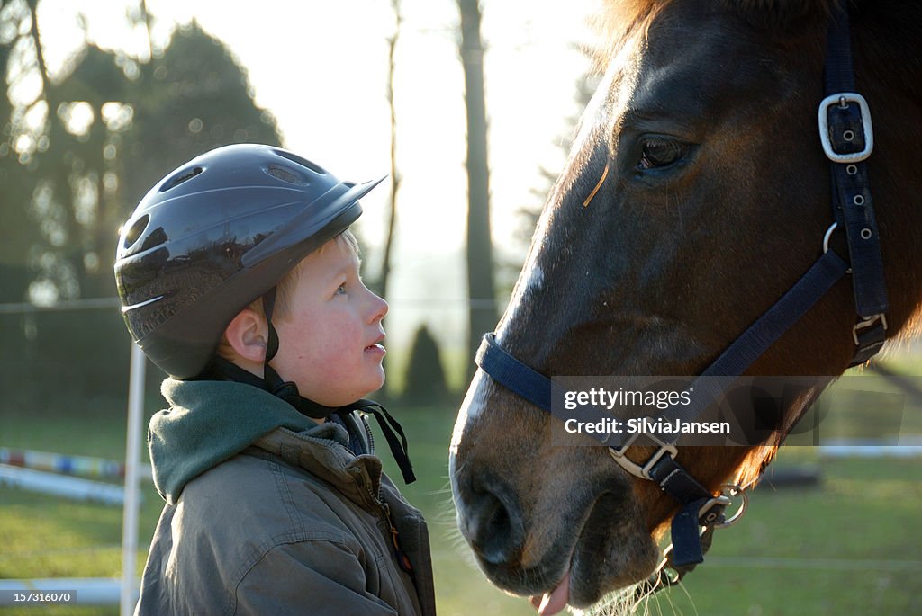 Junge und Pferd