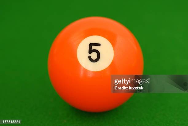 orange number 5 billiard ball on green cloth - 卓球 個照片及圖片檔