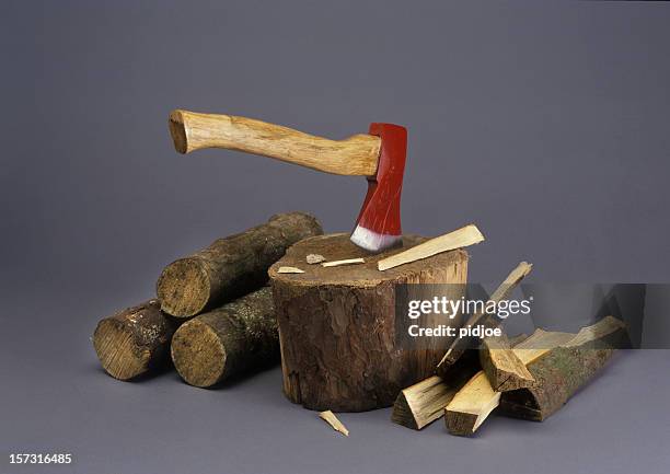 picar leña - hacha fotografías e imágenes de stock