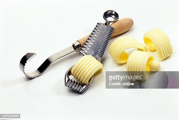 beurre couteaux et la décoration boucles - margarine photos et images de collection