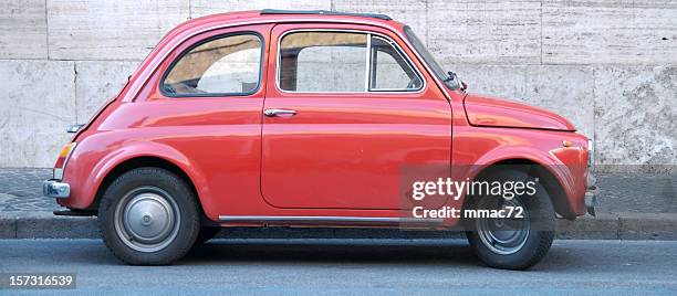 lustiger rot italienische auto - kleinwagen stock-fotos und bilder