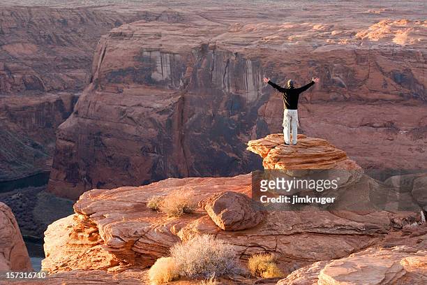 canyon glória, um alpinista looks masculinos para o rio colorado, arizona. - grand canyon - fotografias e filmes do acervo