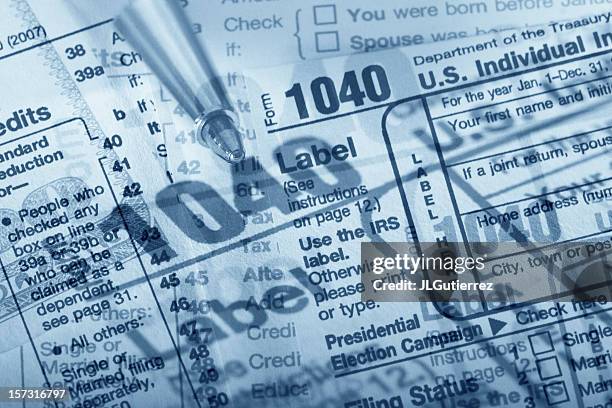 confused taxes - 1040 stockfoto's en -beelden