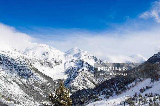 vista a las montañas - andorra fotografías e imágenes de stock