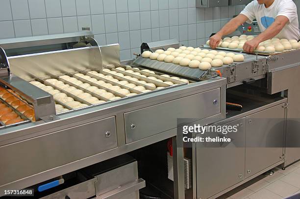 préparation de beignets - boulangerie industrielle photos et images de collection
