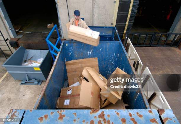 recycling von karton kartons - müllcontainer stock-fotos und bilder