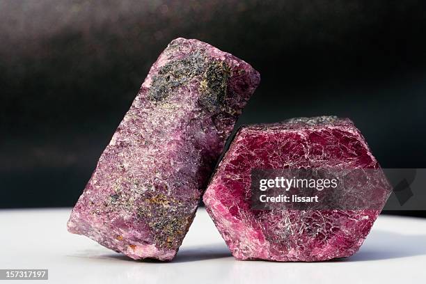 die steine und mineralien korund ruby - rubies stock-fotos und bilder