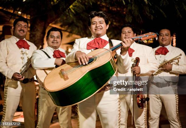 banda mariachi tradicional - mariachi fotografías e imágenes de stock